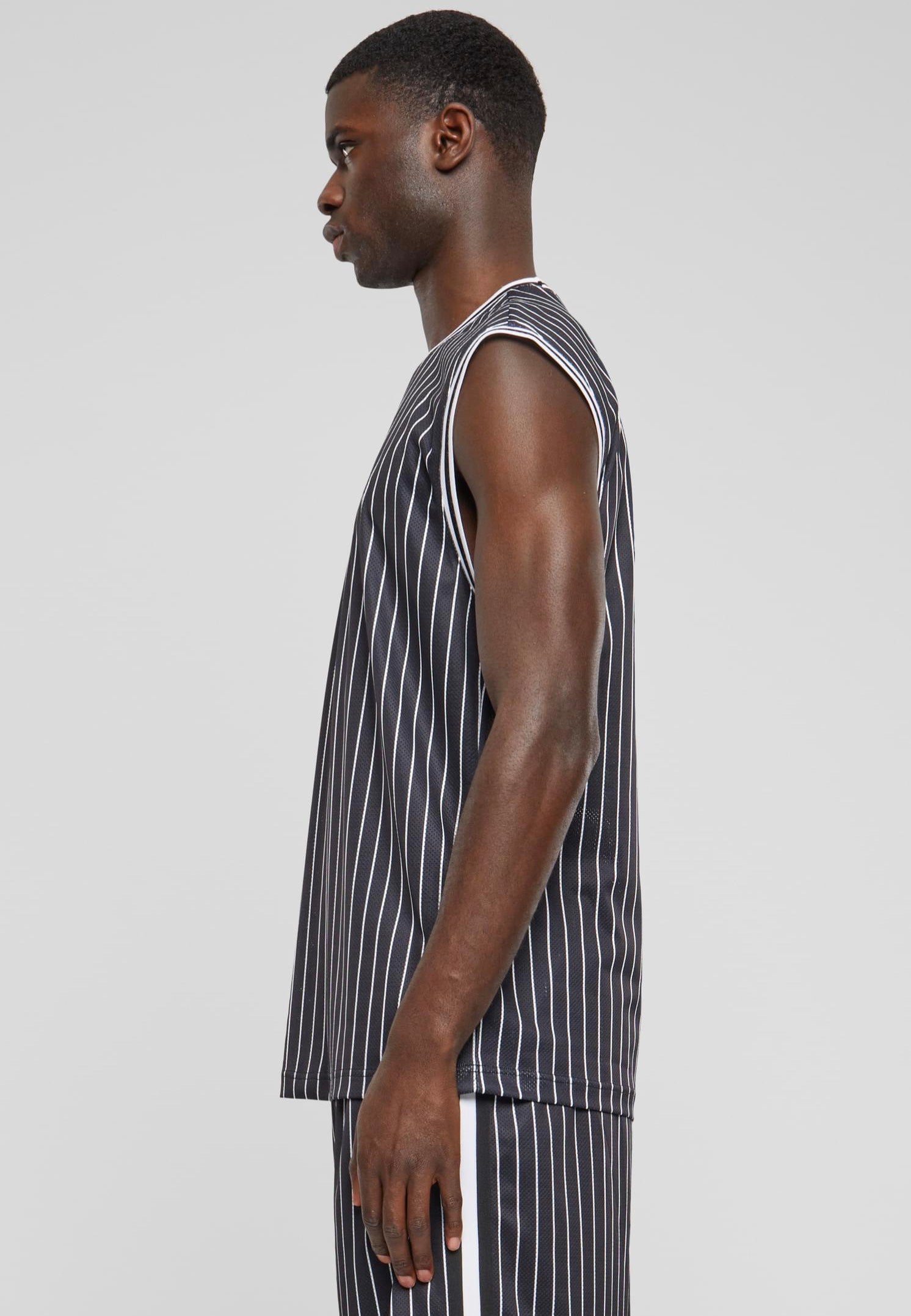 urban-classics-striped-mesh-d-bardeur-noir-blanc-taille-m image 2