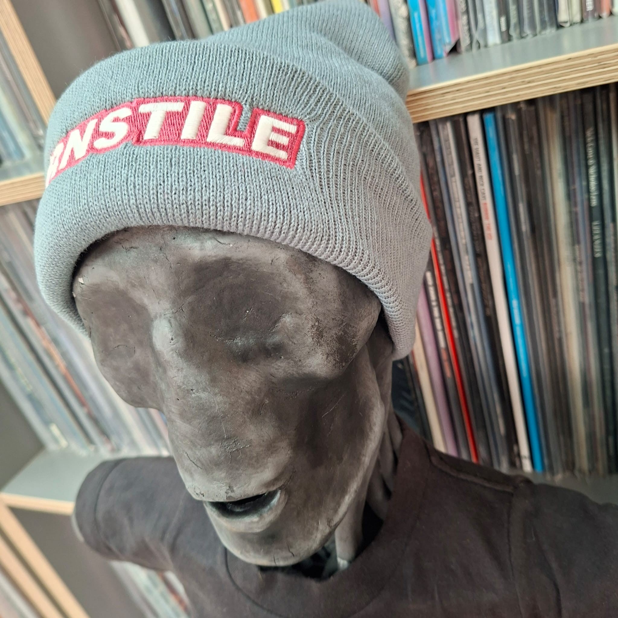 turnstile-logo-bonnet-beanie-gris-glow-in-the-dark image 4