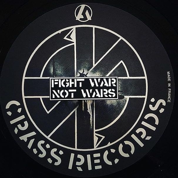 crass-fight-war-not-wars-pin-s-mail-petit-26mm image 1