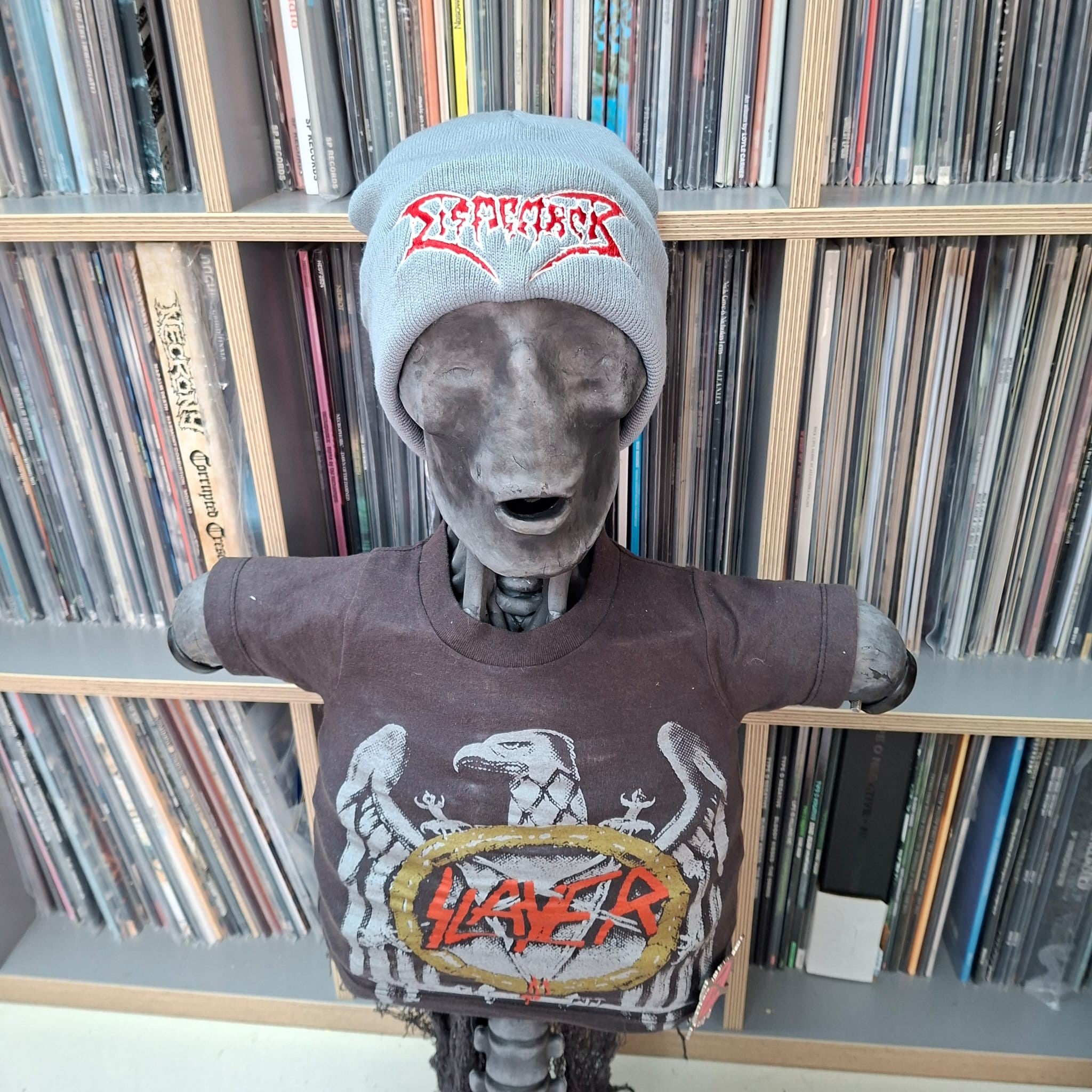 dismember-logo-bonnet-gris-logo-rouge-brod image 4