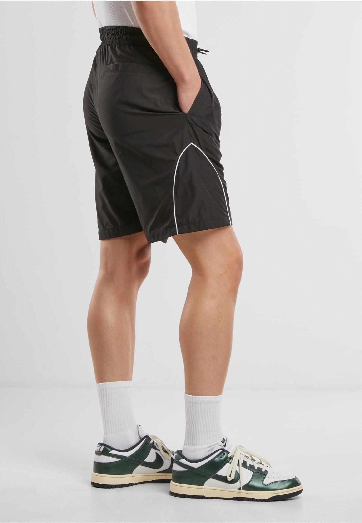 urban-classics-piped-panel-short-noir-streetwear image 5