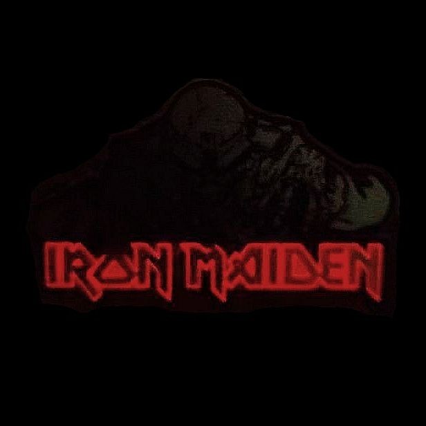 iron-maiden-eddie-the-head-pin-s-mail-rouge-phosphorescent image 5