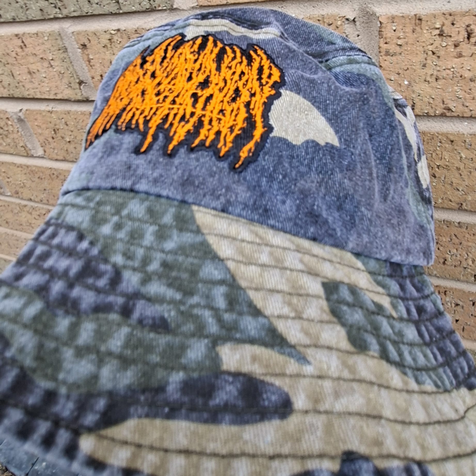 blood-incantation-bob-bucket-hat-camo-vert-logo-orange image 3