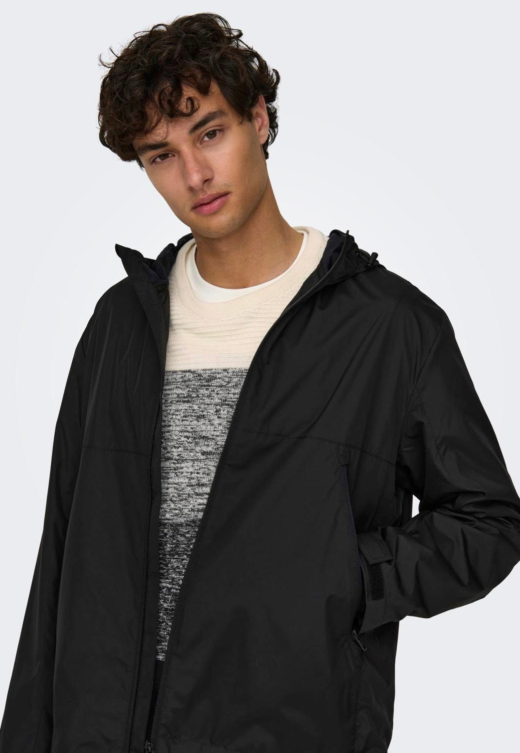 only-sons-eran-hood-black-coupe-vent-noir-homme image 2