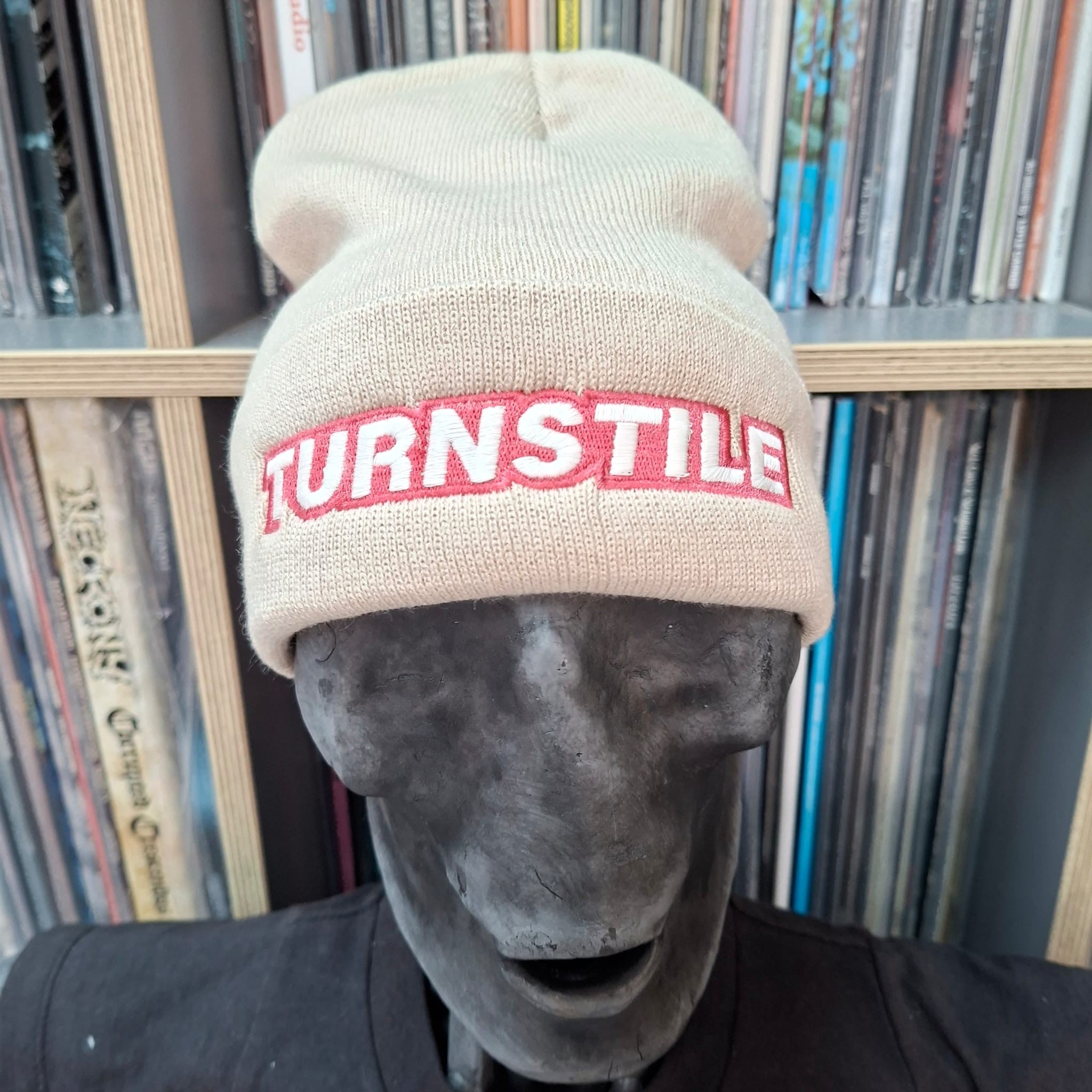 turnstile-logo-bonnet-beanie-beige-broderie-phosphorescente image 1
