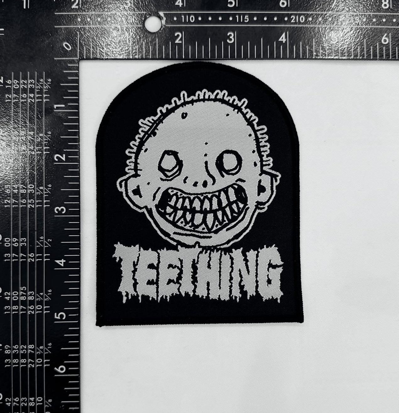 teething-patch-tiss-logo-bordure-blanche-noire image 3