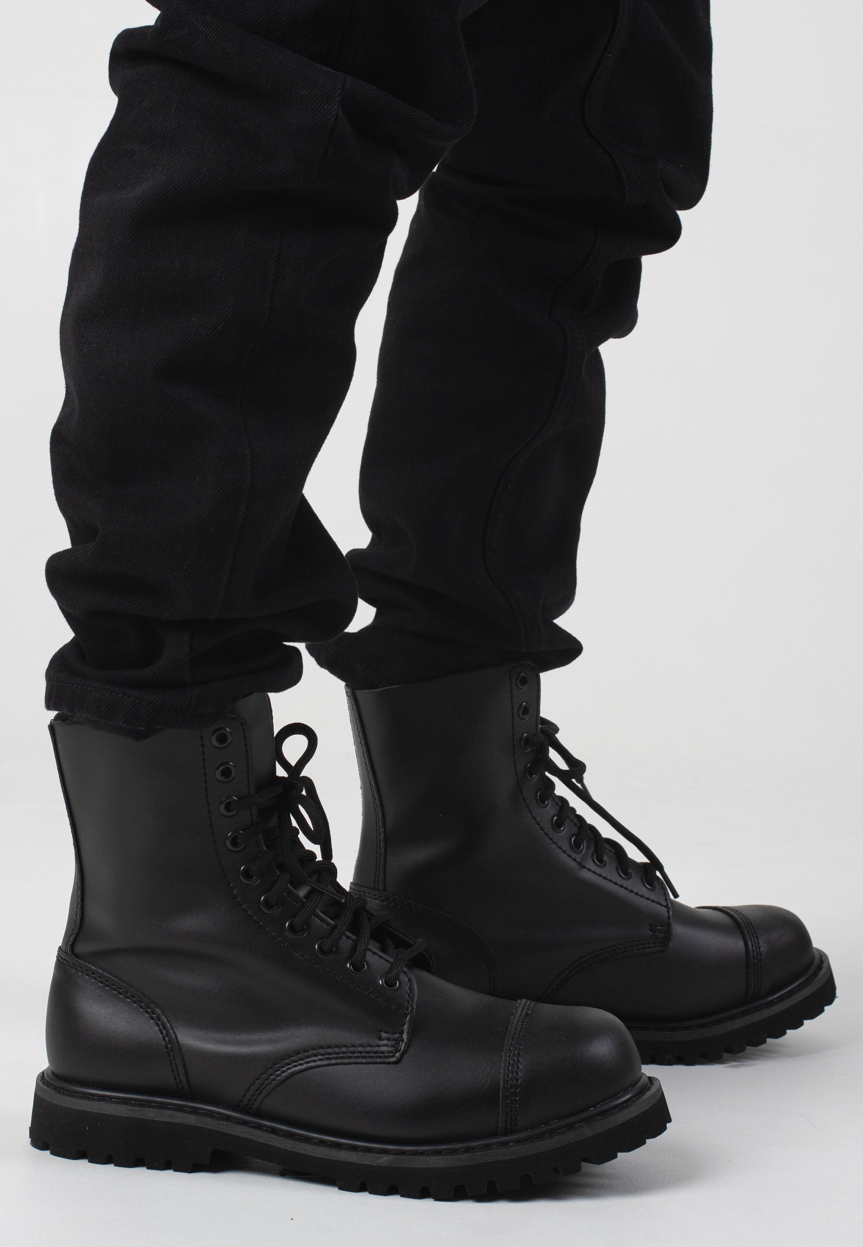 brandit-vegantom-10-eyelett-boots-montantes-noires-vegan image 1
