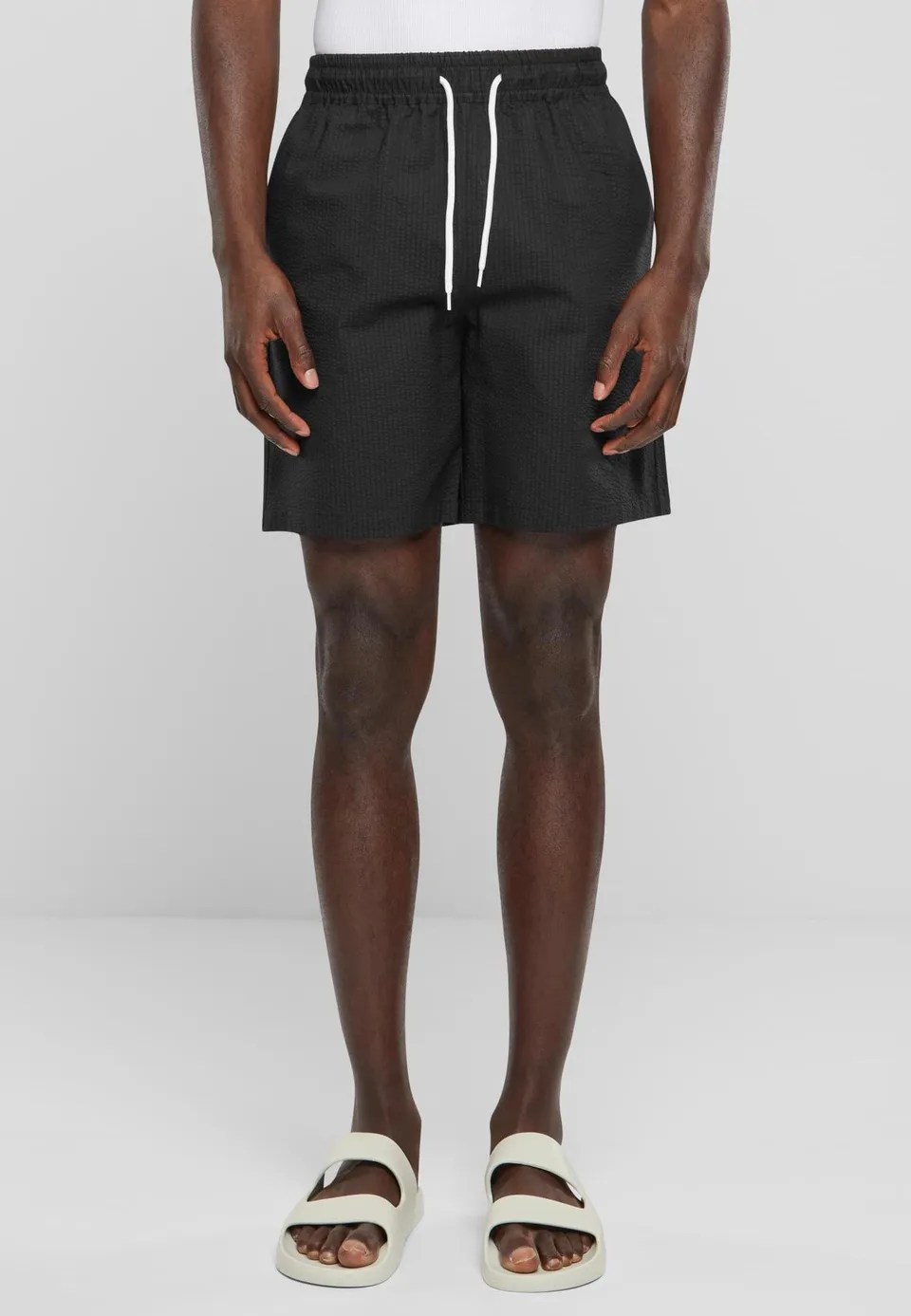 urban-classics-basic-seersucker-short-noir image 1