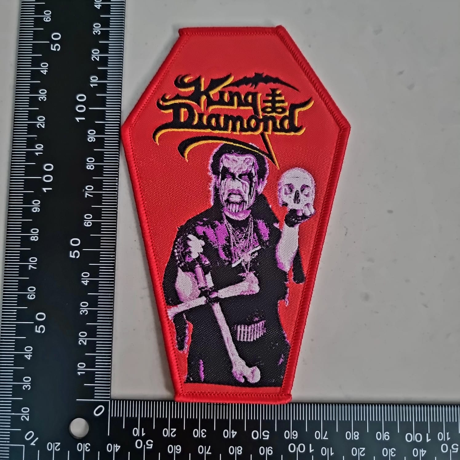king-diamond-cercueil-bordure-rouge-patch-tiss image 2