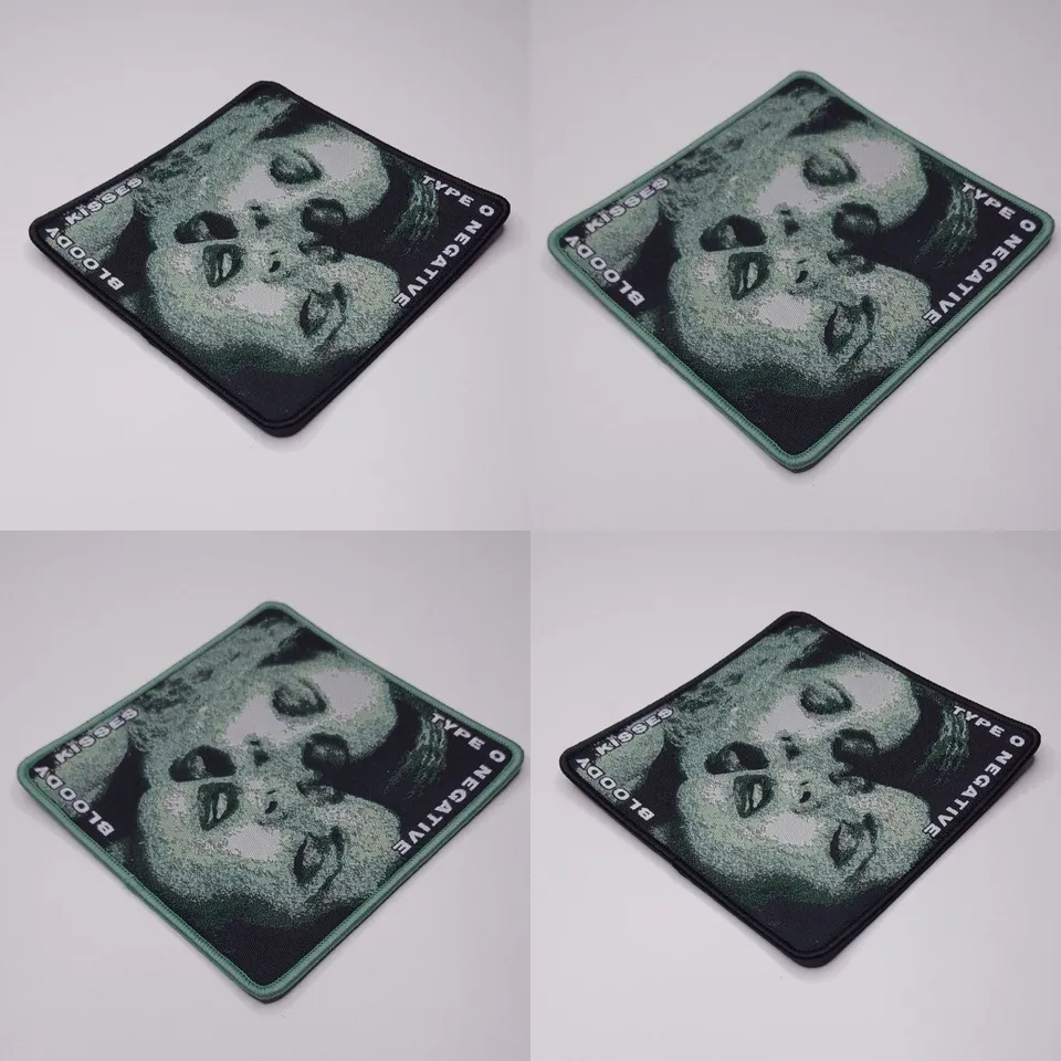 type-o-negative-bloody-kisses-patch-tiss-bordure-noire-10x10cm image 1