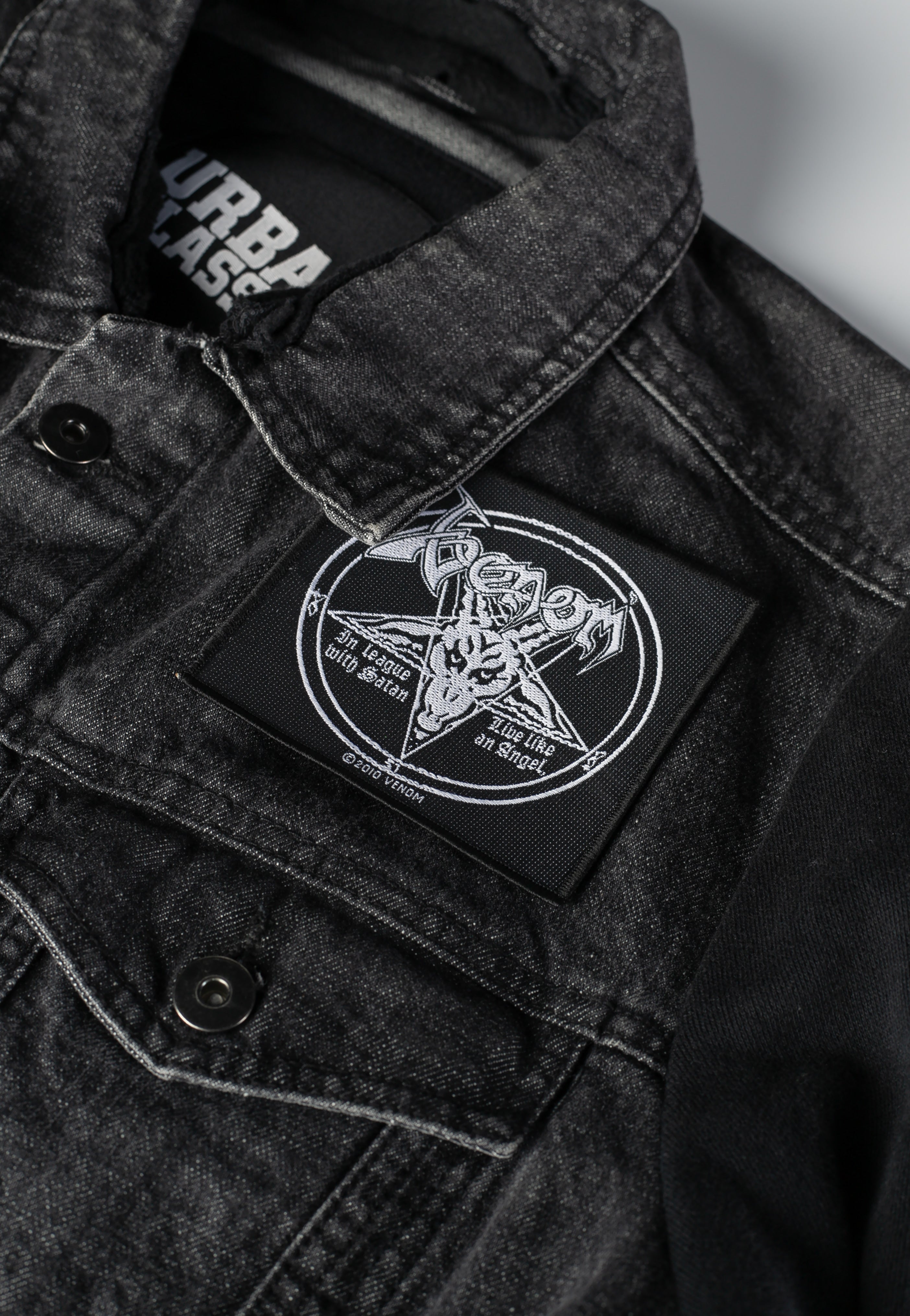 venom-in-league-with-satan-patch-cusson-noir image 2