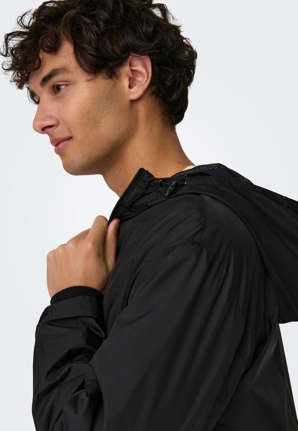 only-sons-eran-hood-black-coupe-vent-noir-homme image 3