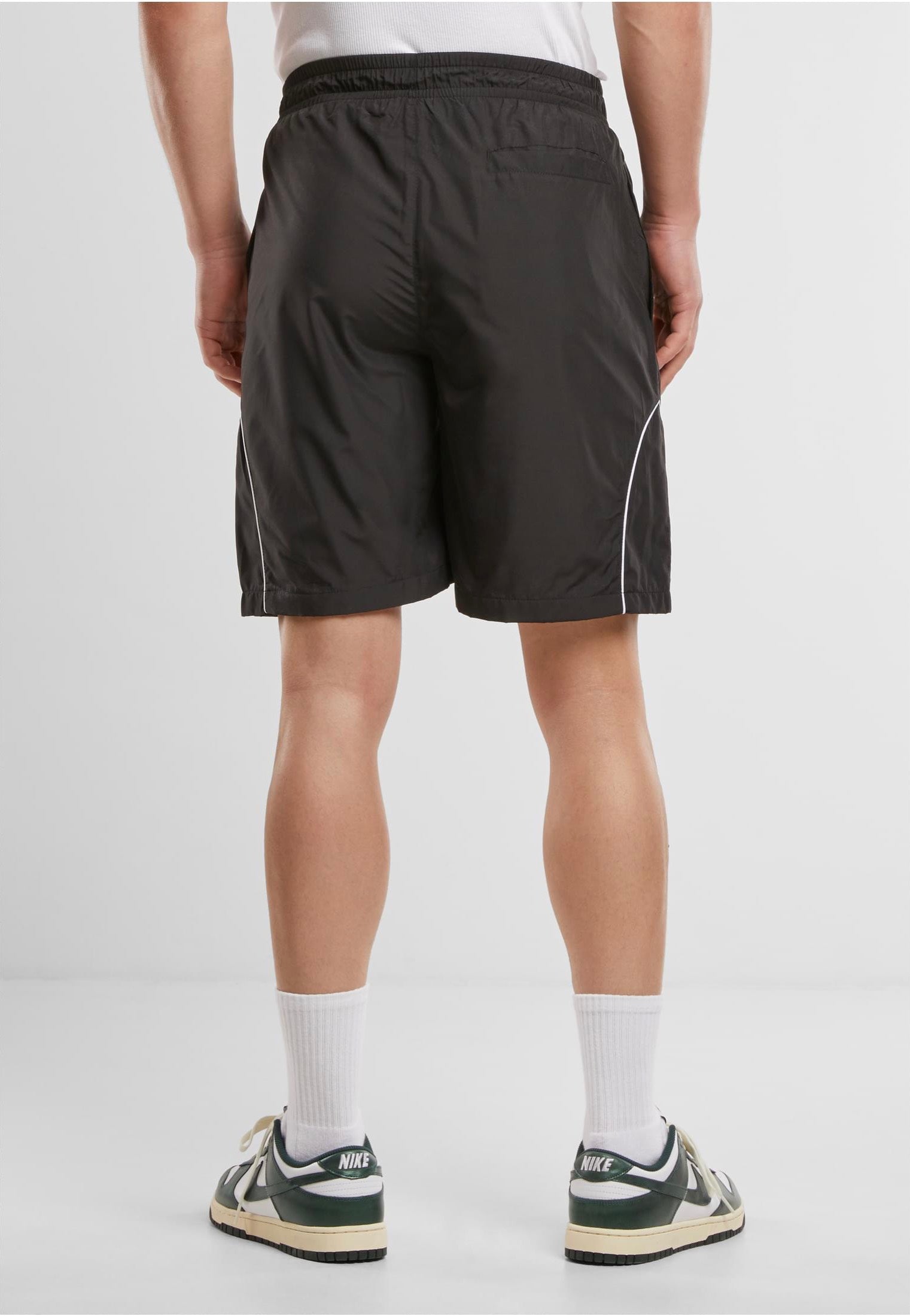 urban-classics-piped-panel-short-noir-streetwear image 3
