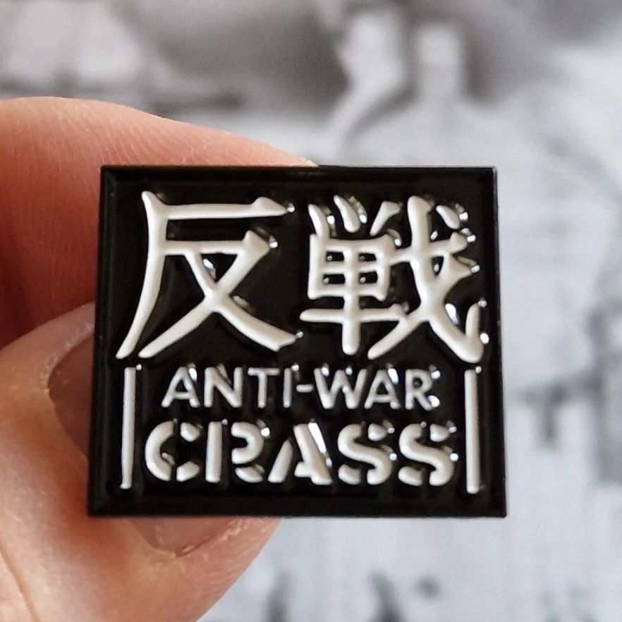 crass-anti-war-black-pin-s-mail-noir-26mm image 1