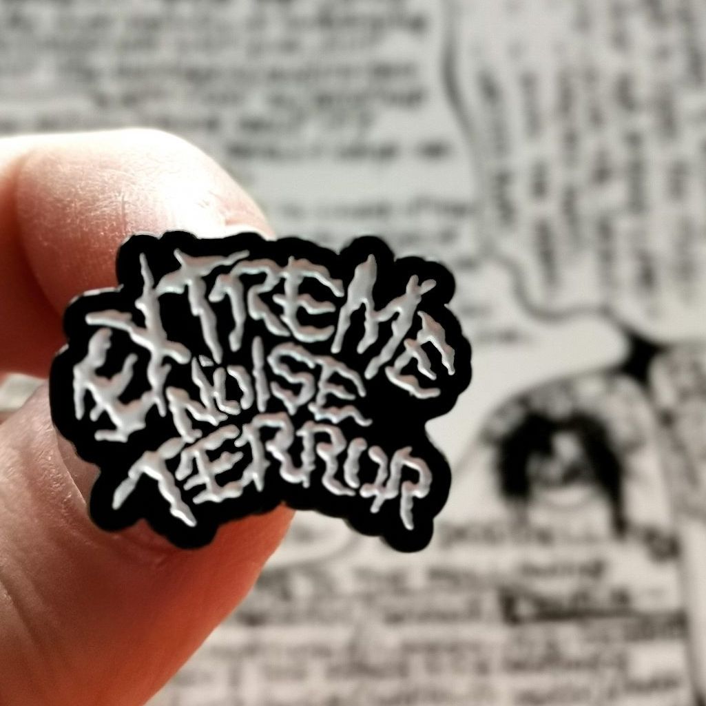 extreme-noise-terror-pin-s-mail-petit-mod-le-26mm image 1