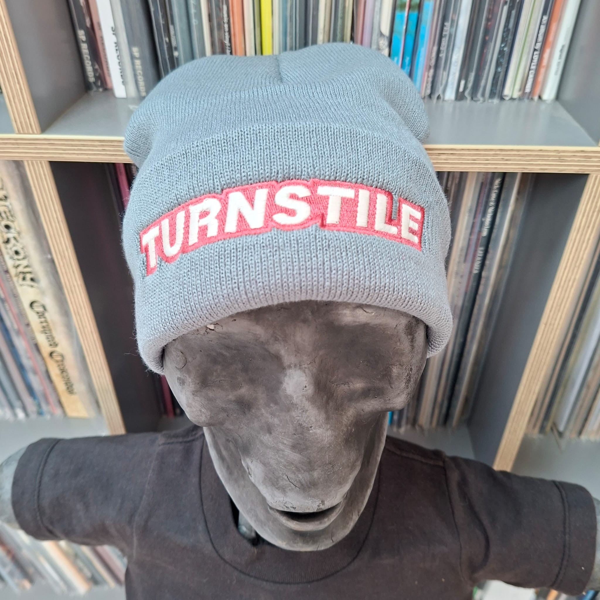 turnstile-logo-bonnet-beanie-gris-glow-in-the-dark image 2