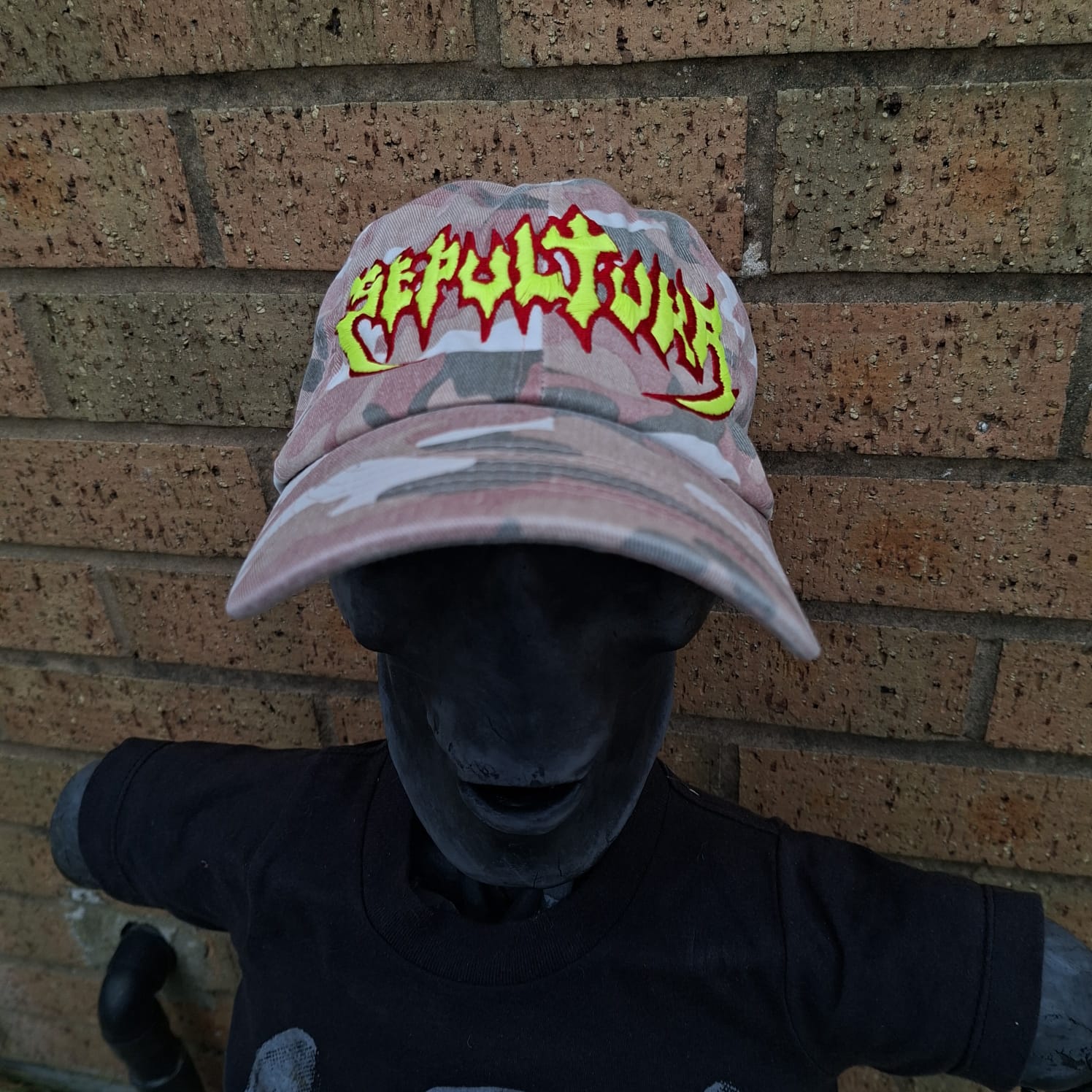 sepultura-old-logo-casquette-dad-cap-pink-camo-phosphorescent image 1