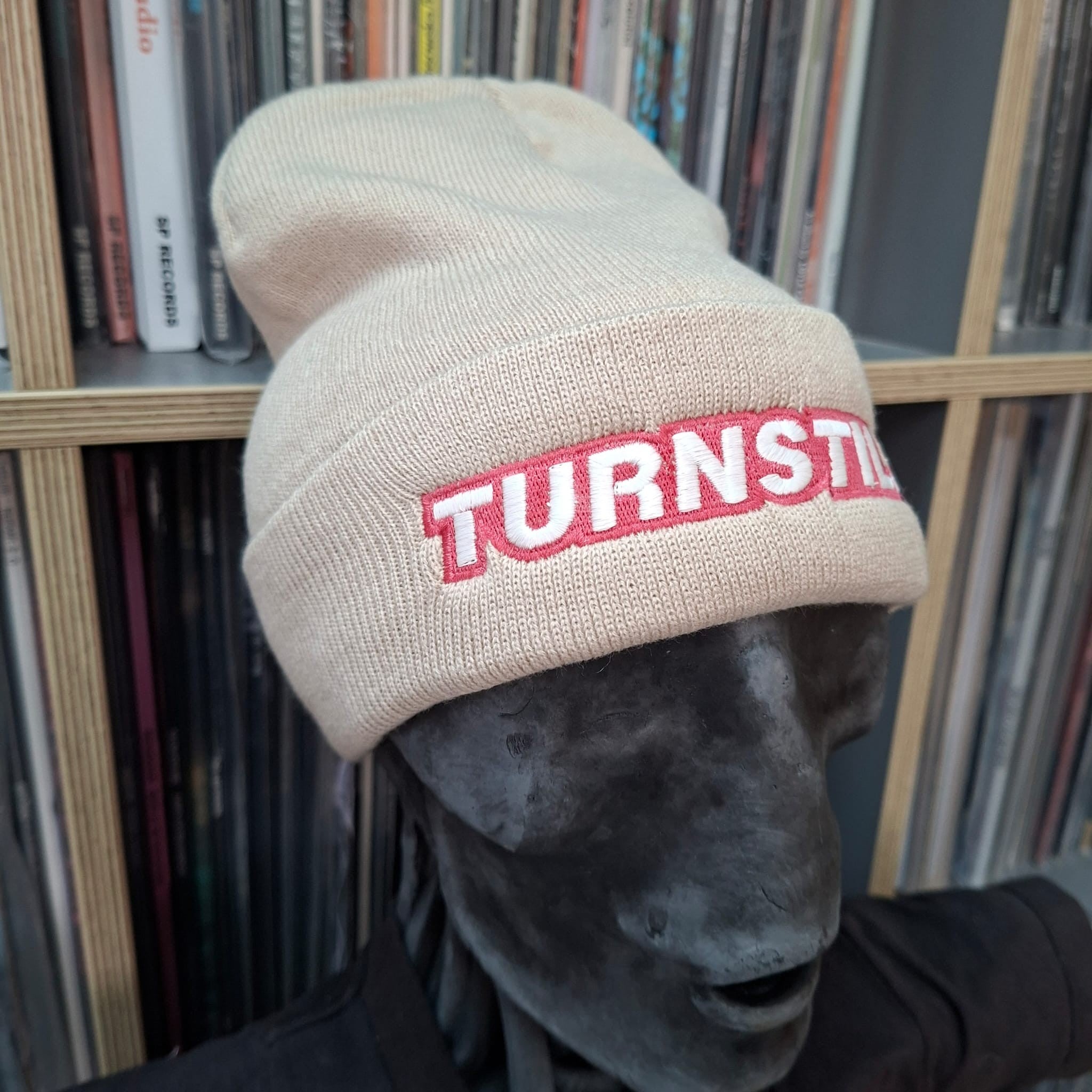 turnstile-logo-bonnet-beanie-beige-broderie-phosphorescente image 2
