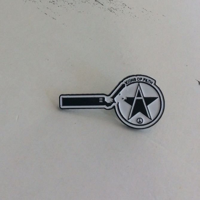 icons-of-filth-pin-s-mail-petit-mod-le-35mm image 1