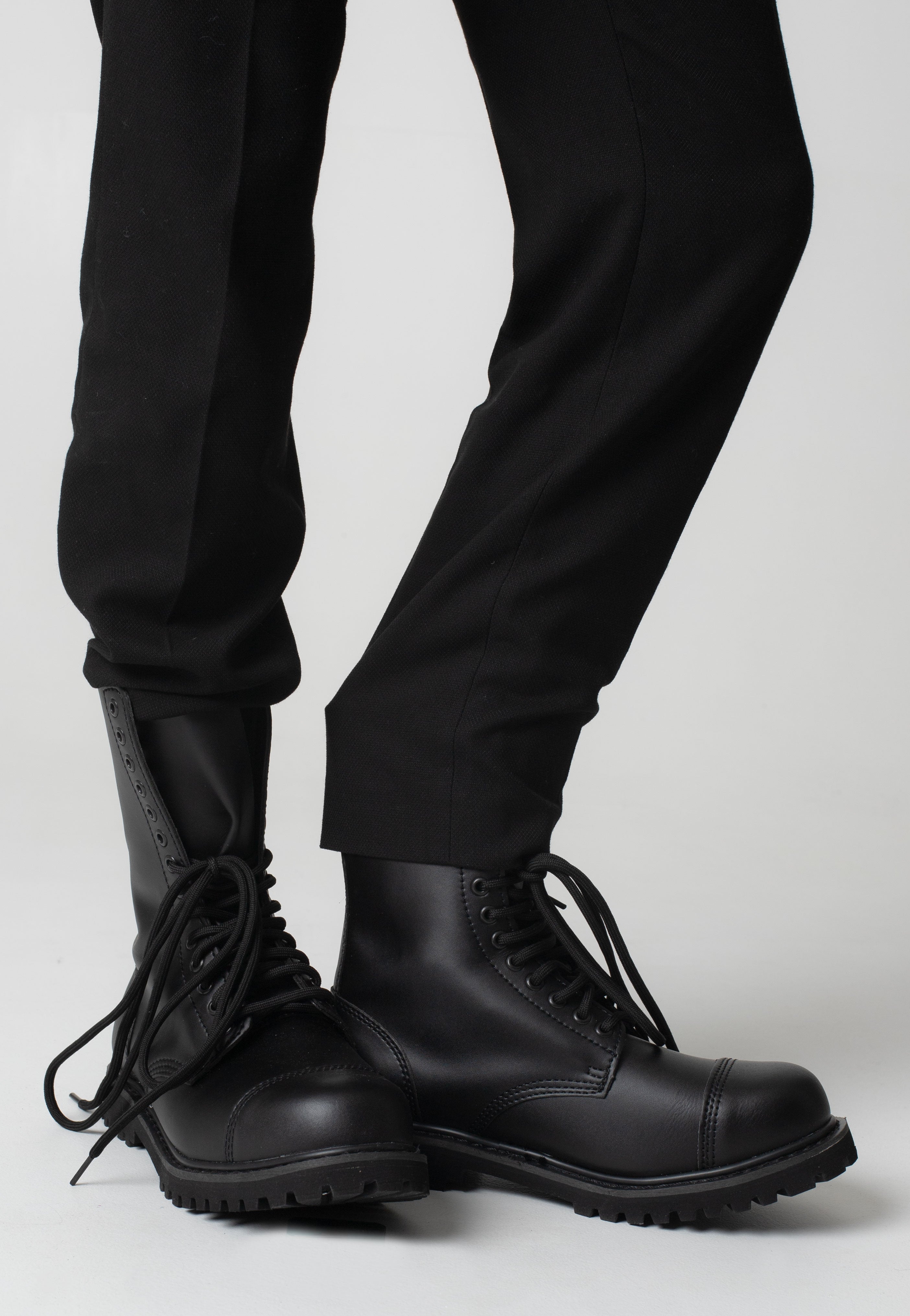 brandit-vegantom-14-eyelett-bottes-noires-vegan image 2