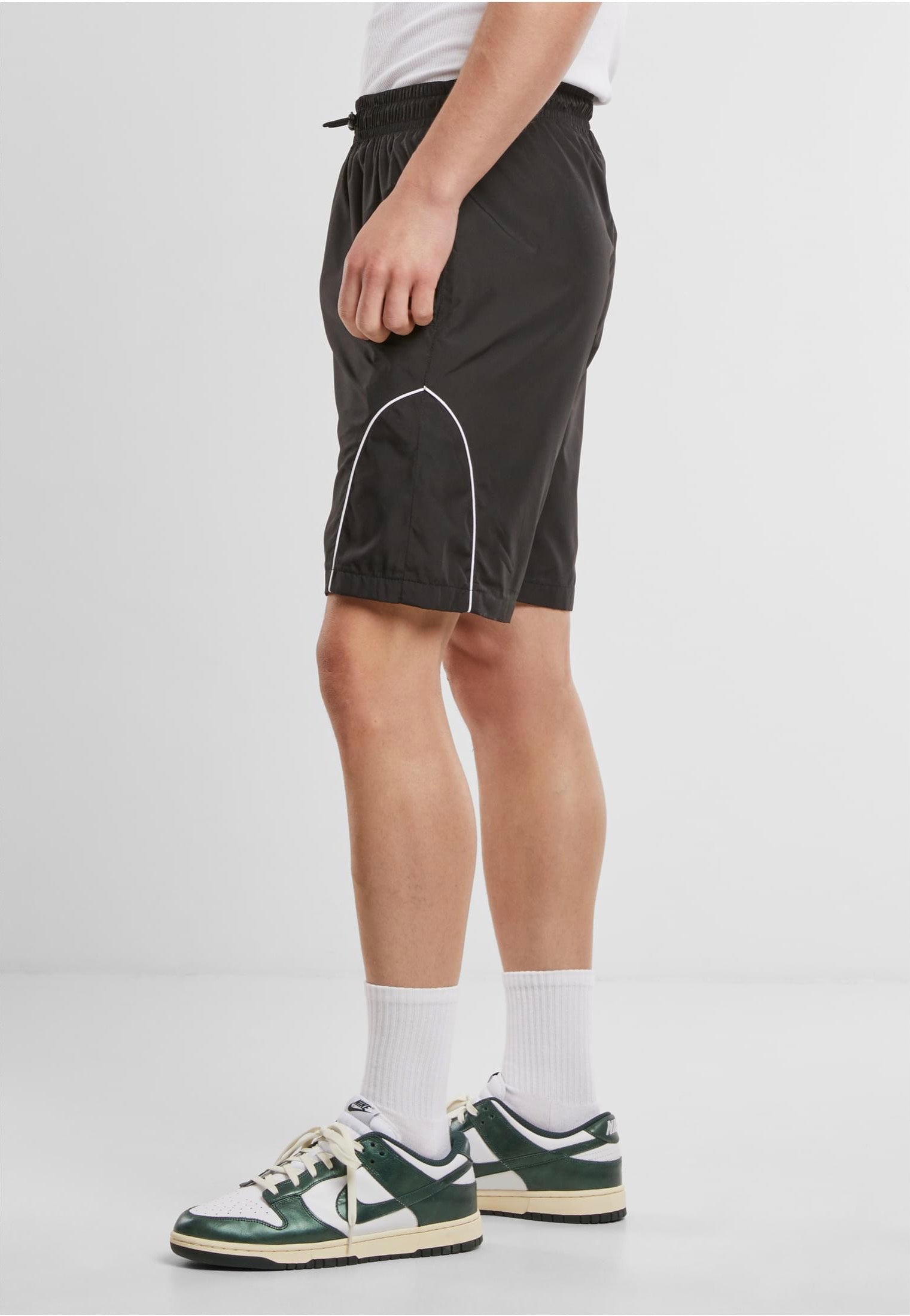 urban-classics-piped-panel-short-noir-streetwear image 4