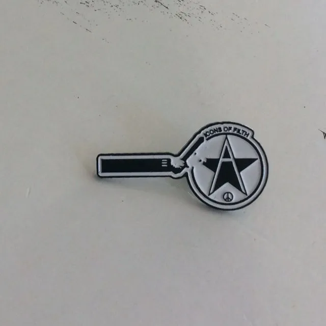 icons-of-filth-pin-s-mail-petit-mod-le-35mm image 1