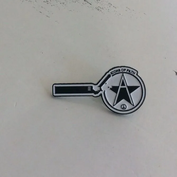 icons-of-filth-pin-s-mail-petit-mod-le-35mm image 1