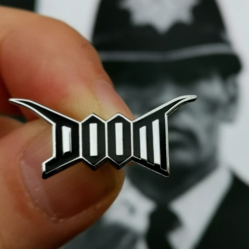 doom-logo-pin-s-mail-petit-30mm-attache-papillon image 1