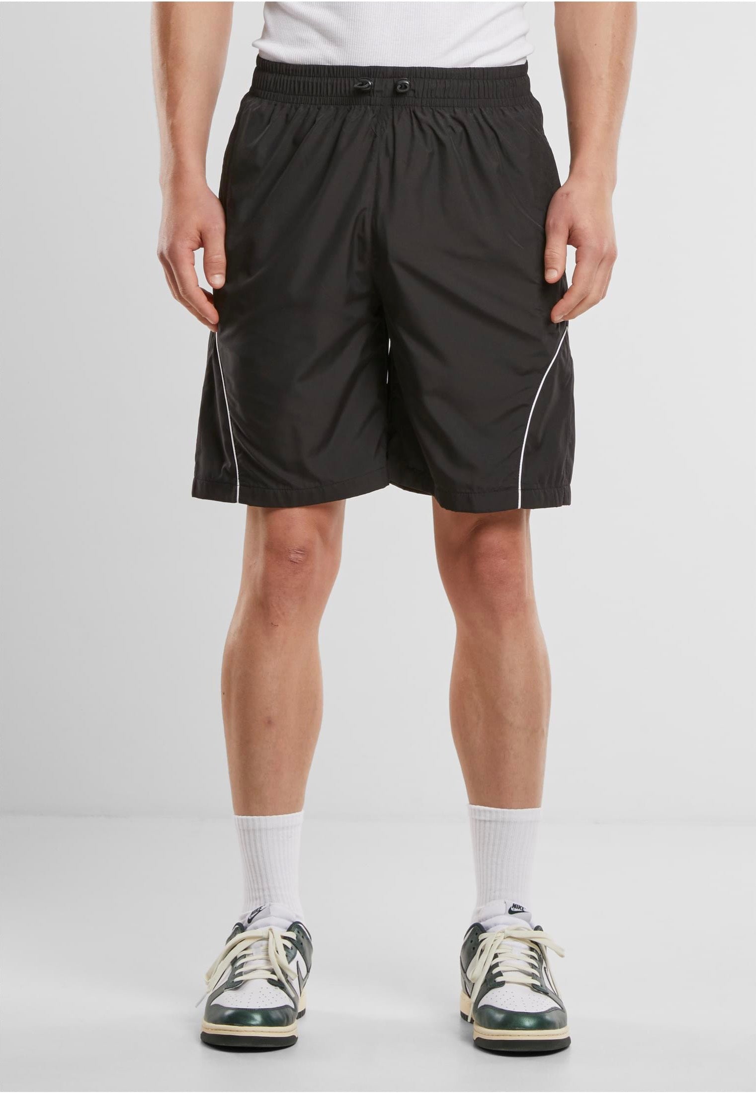 urban-classics-piped-panel-short-noir-streetwear image 6