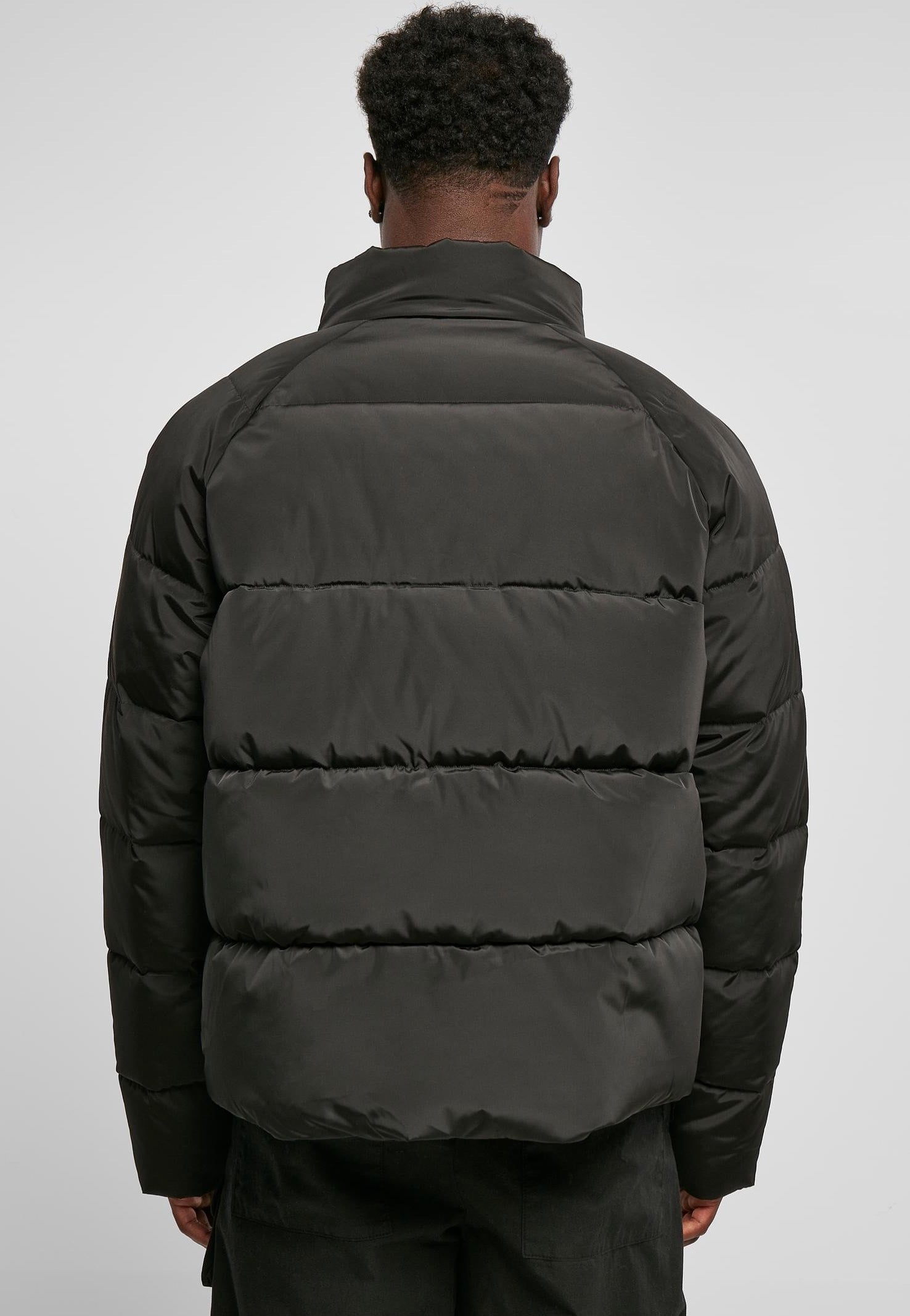 urban-classics-raglan-puffer-black-veste-matelass-e-noire image 4