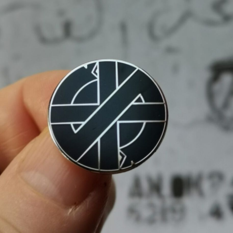 crass-symbole-pin-s-mail-noir-petit-25mm image 1