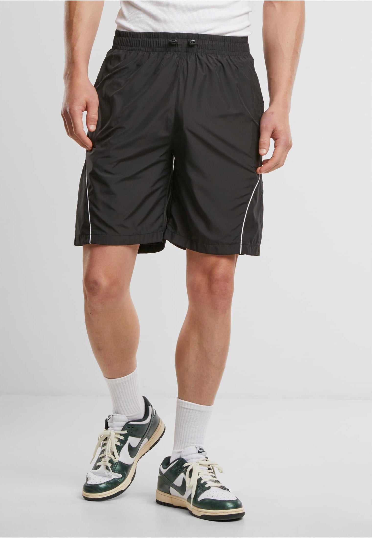 urban-classics-piped-panel-short-noir-streetwear image 1