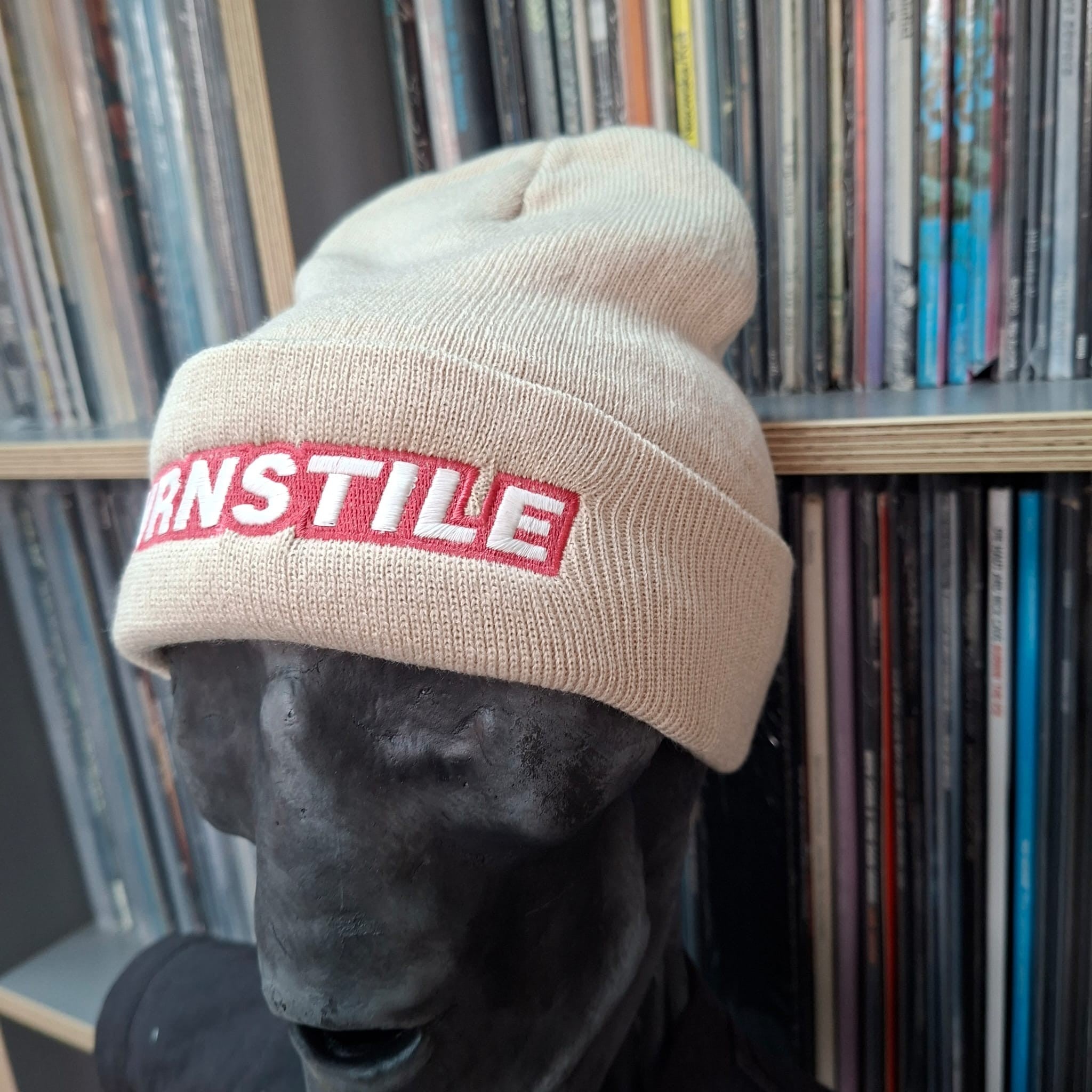 turnstile-logo-bonnet-beanie-beige-broderie-phosphorescente image 4
