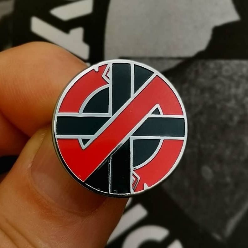 crass-symbole-pin-s-rouge-noir-25-mm image 1