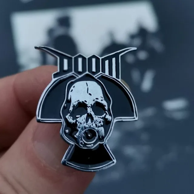 783punx-doom-gasmask-small-pin-mail-masque-gaz-30mm image 1