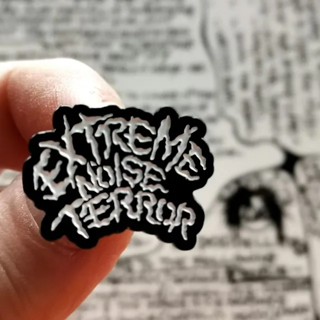 extreme-noise-terror-pin-s-mail-petit-mod-le-26mm image 1