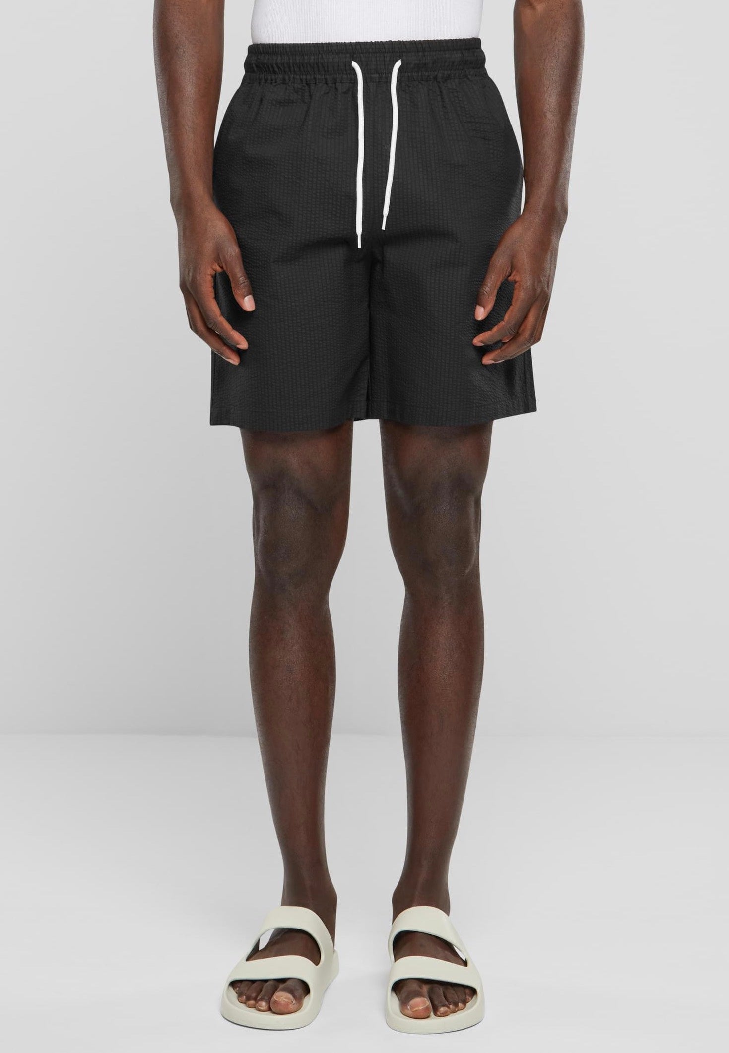 urban-classics-basic-seersucker-short-noir image 1