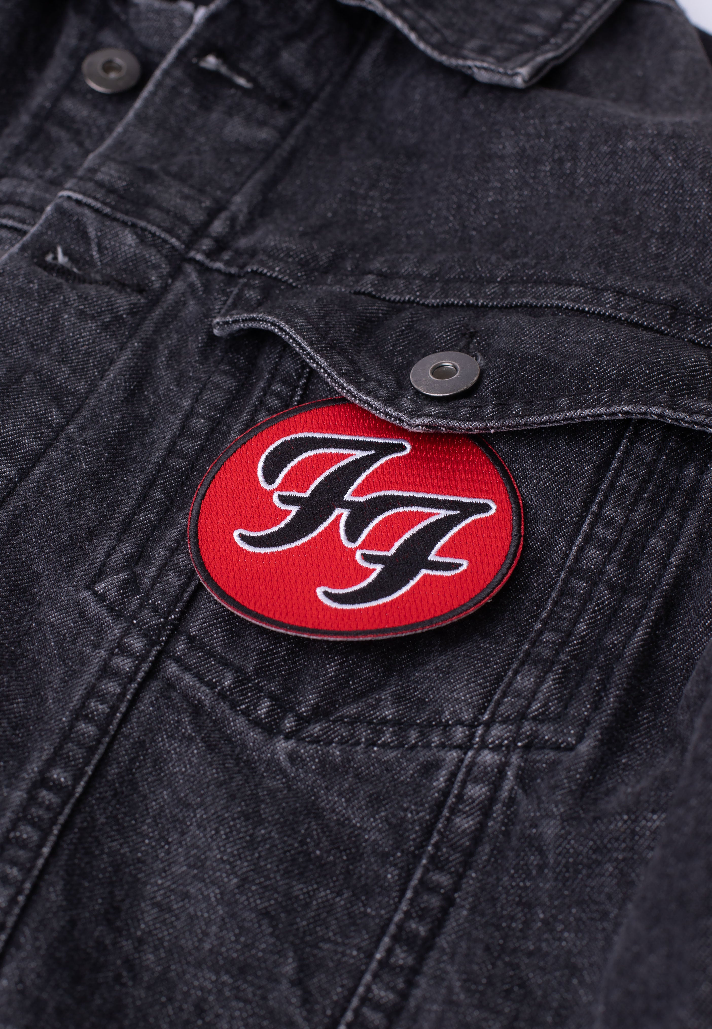 foo-fighters-logo-woven-patch-cusson-rouge image 2