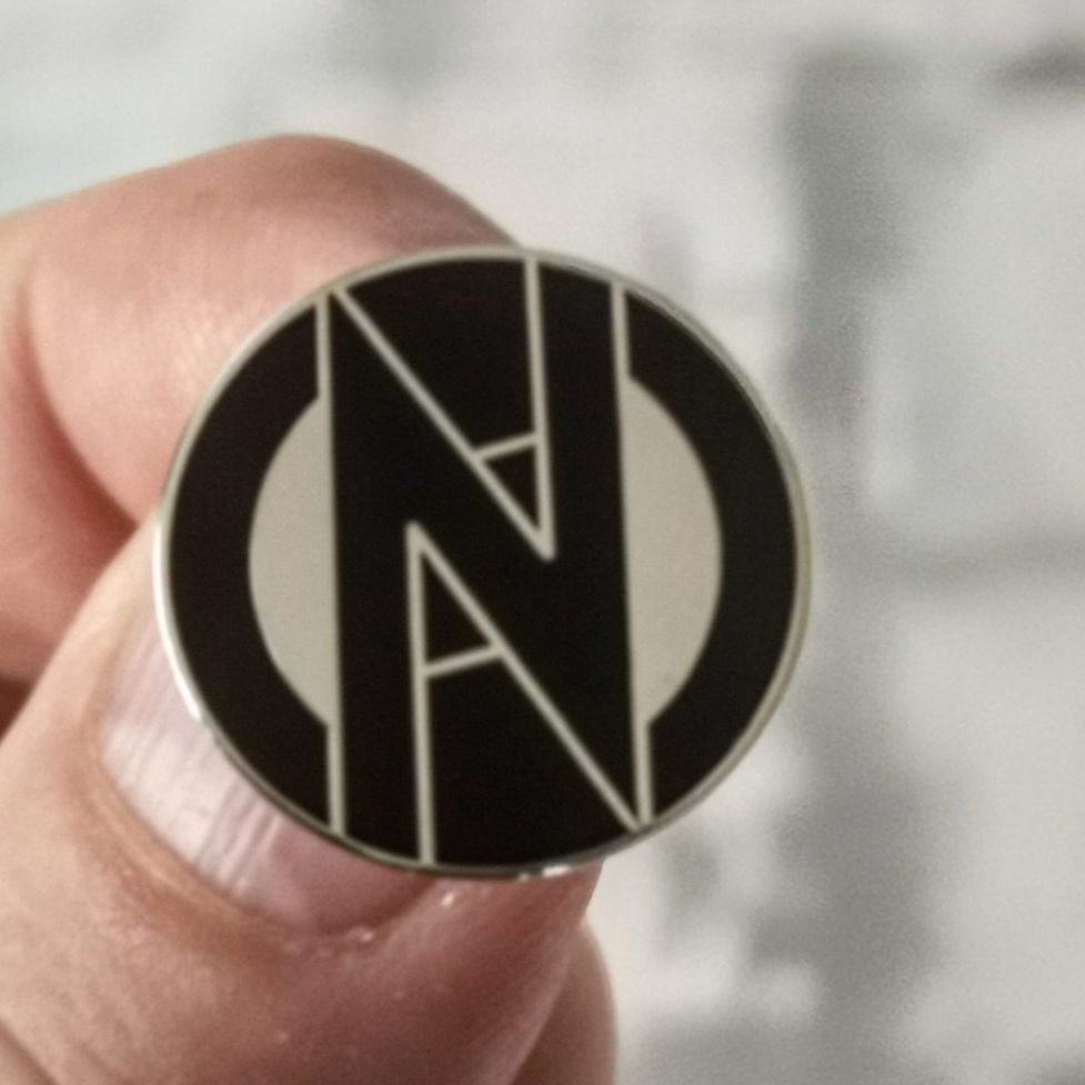 conflict-logo-pin-s-mail-noir-petit-22mm image 1