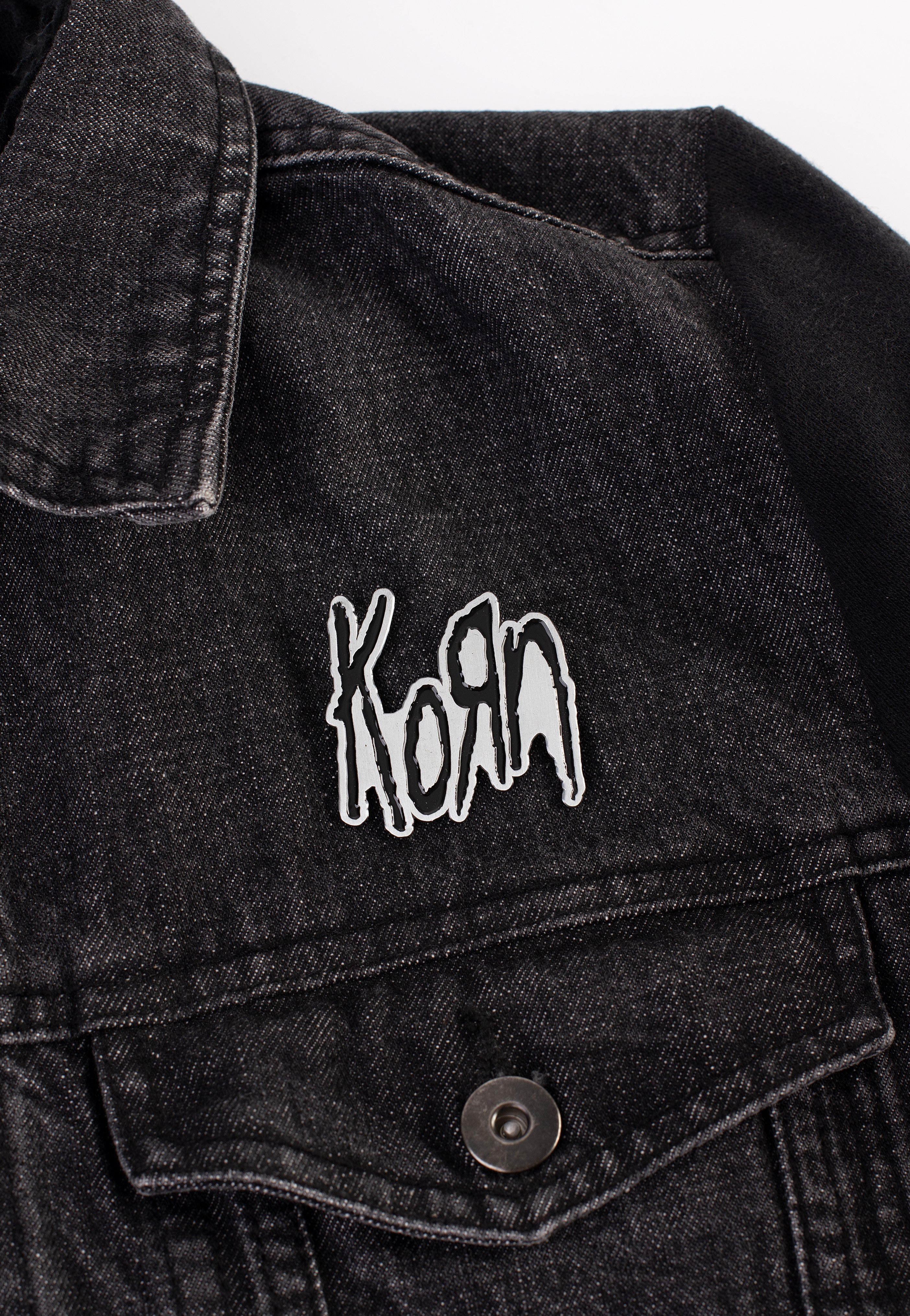 korn-logo-pin-noir-accessoire-nu-metal-taille-unique image 2