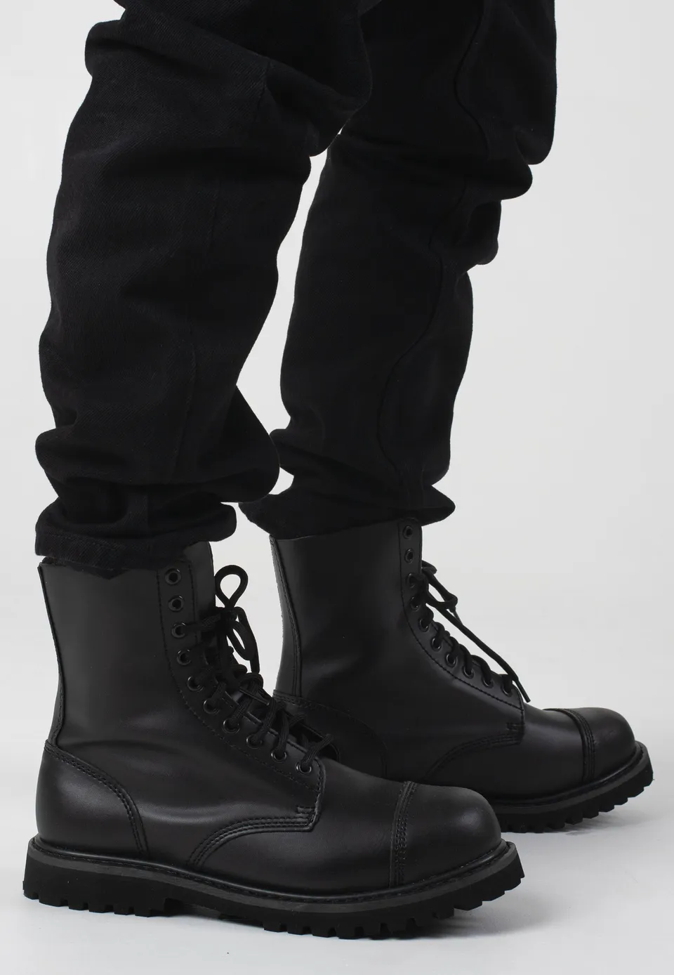 brandit-vegantom-10-eyelett-boots-montantes-noires-vegan image 1