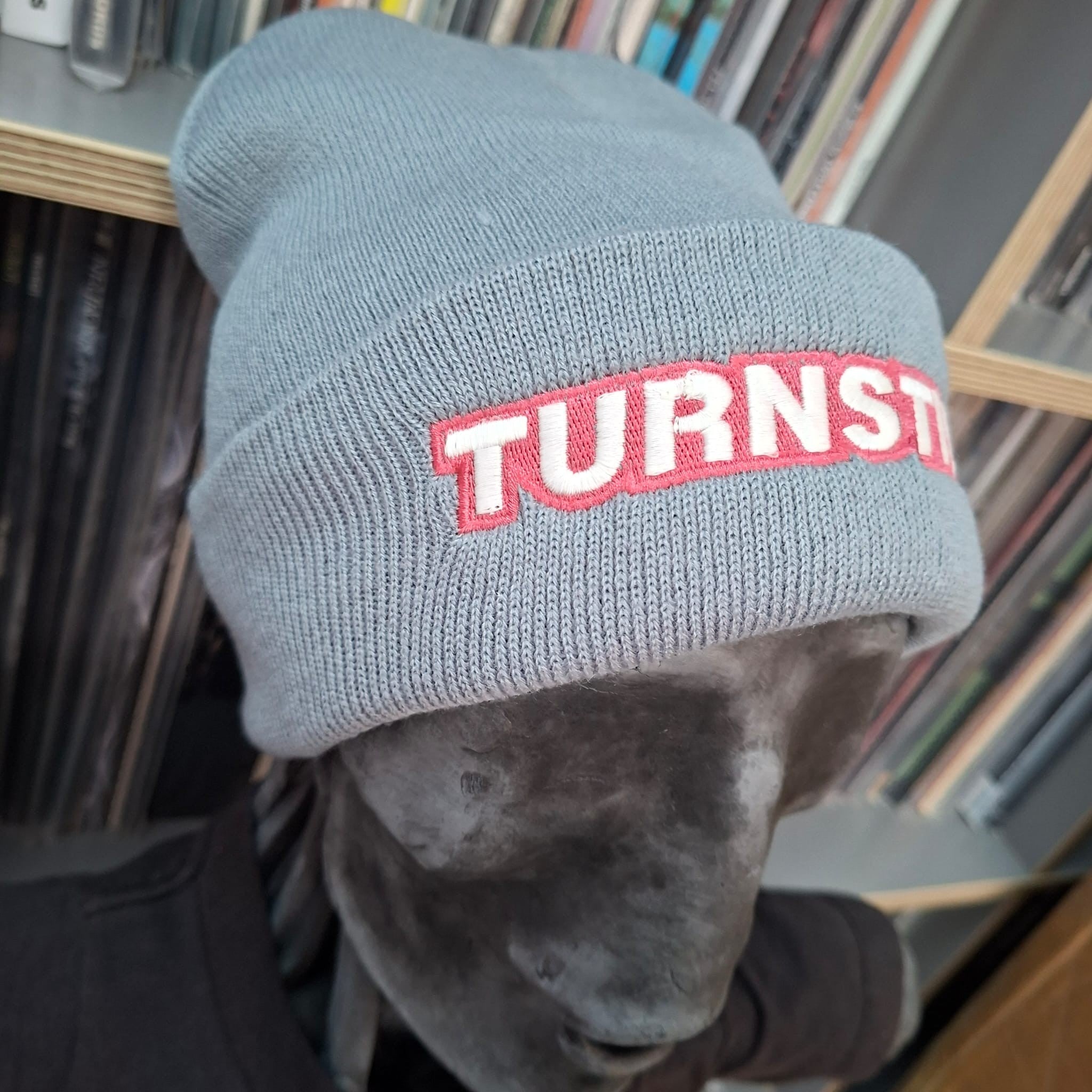 turnstile-logo-bonnet-beanie-gris-glow-in-the-dark image 3