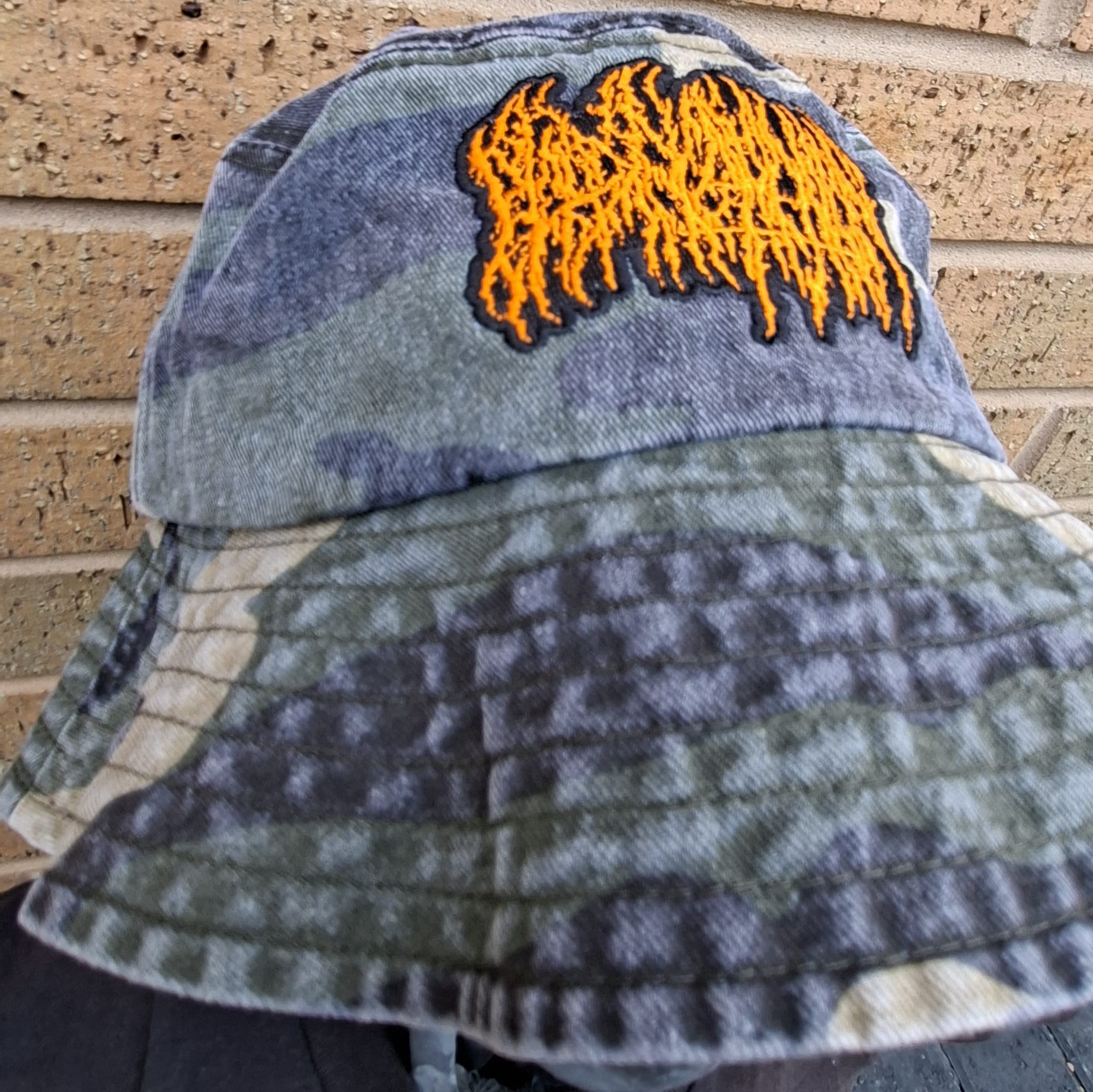 blood-incantation-bob-bucket-hat-camo-vert-logo-orange image 2